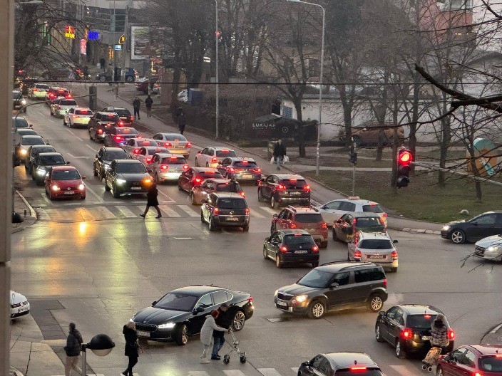 Totalni kolaps u Banjaluci: Vozači nervozni, grad u zastoju (VIDEO)